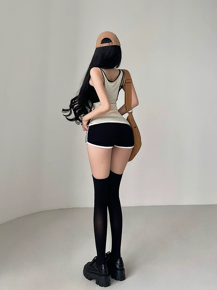 Bộ đồ nữ thời trang YoungGirlDay gồm áo hai dây phối màu sành điệu có mút ngực tích hợp, lưng đẹp, quần short cạp cao.
