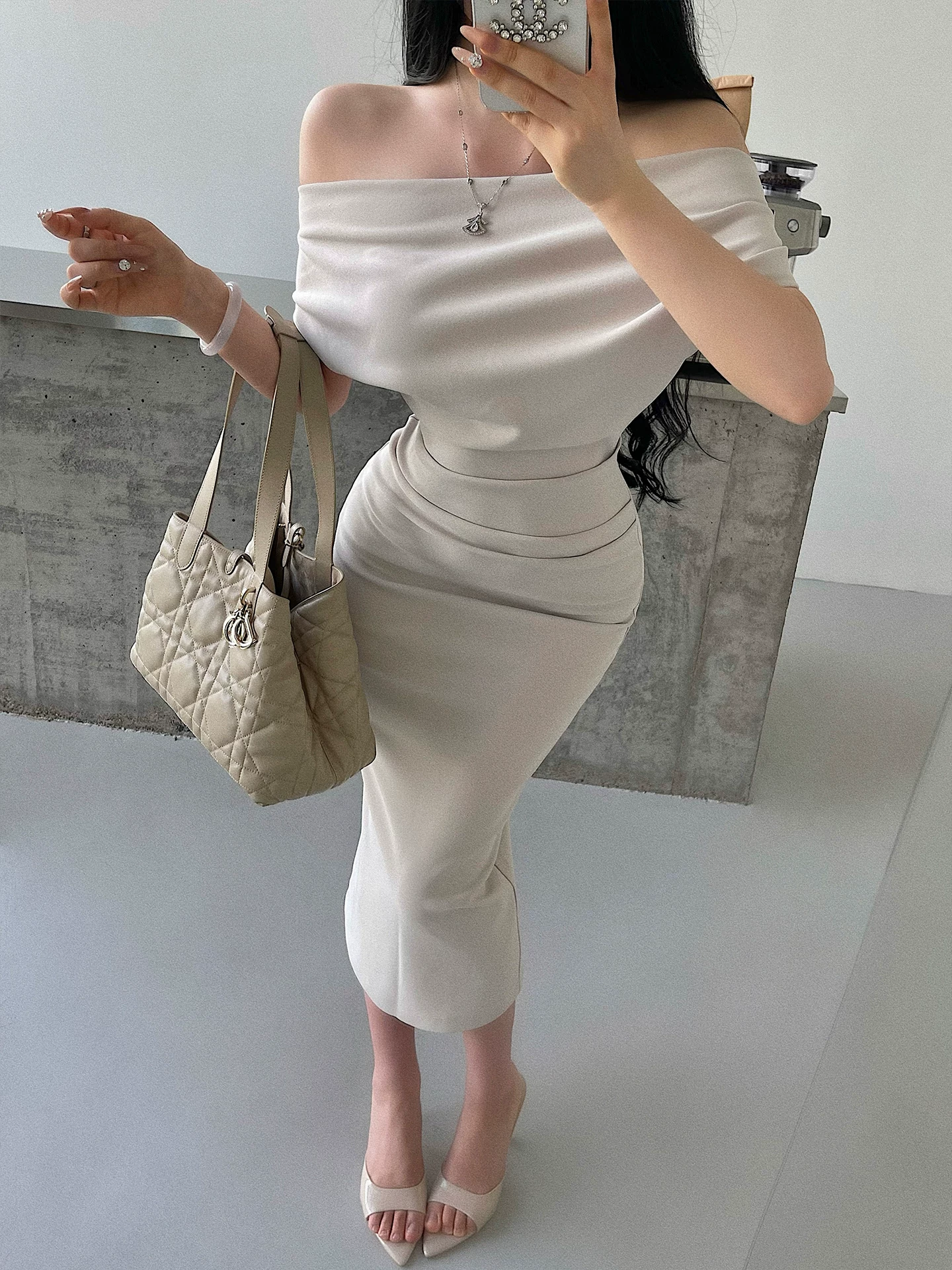 YoungGirlDay Váy dài vừa phải, ôm sát eo, có dây rút, một bên vai, gợi cảm và quyến rũ, có đường xẻ phía sau.