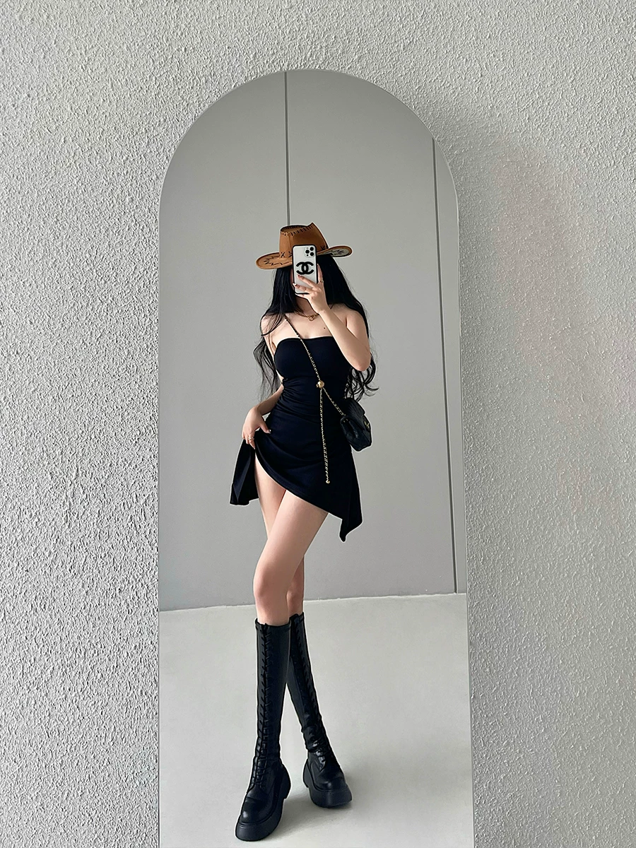 YoungGirlDay váy ống xếp ly ôm sát lưng gợi cảm, không tay, có chân váy ngắn ôm hông và miếng đệm ngực.
