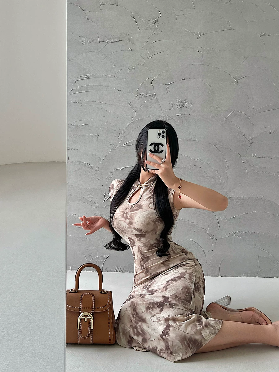 YoungGirlDay mẫu đầm dài đuôi cá kiểu sườn xám in hình bướm phong cách Trung Hoa mới, thanh lịch và sang trọng.