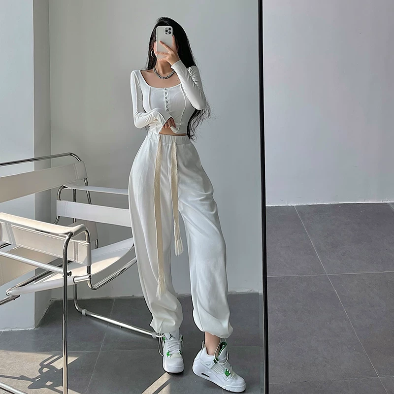 Quần jogger nữ phong cách Âu Mỹ, cạp cao, dáng rộng, chất liệu dệt, có dây rút, giúp thon gọn vóc dáng.