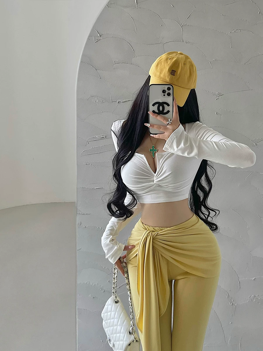 YoungGirlDay thuần khiết gợi cảm, thiết kế cổ chữ V sâu, thắt nút xoắn, làm nổi bật vòng một, ôm sát dáng người, kiểu dáng ngắn, lộ rốn, áo thun dài tay.