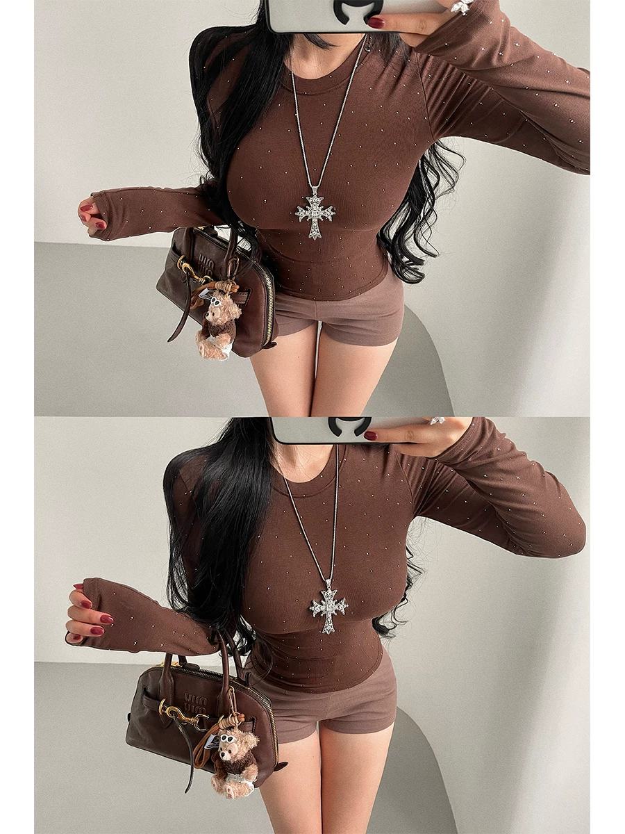 Áo thun dài tay cổ tròn cơ bản của YoungGirlDay Kardashian, được trang trí bằng kim cương giả, kiểu dáng ôm sát cơ thể.