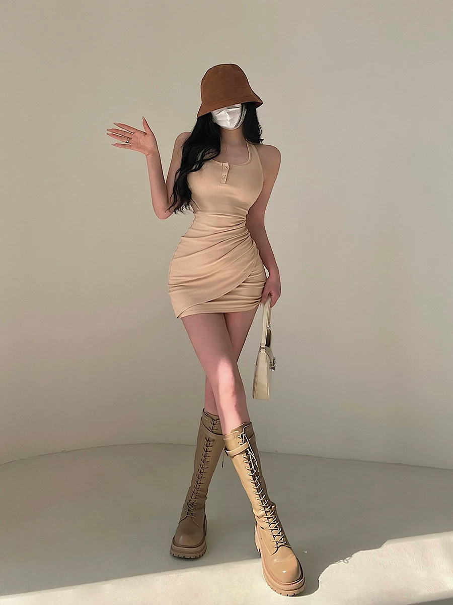 YoungGirlDay Váy cổ yếm xếp ly không đều, hở lưng gợi cảm, ôm sát hông, có chân váy ngắn ôm sát hông.
