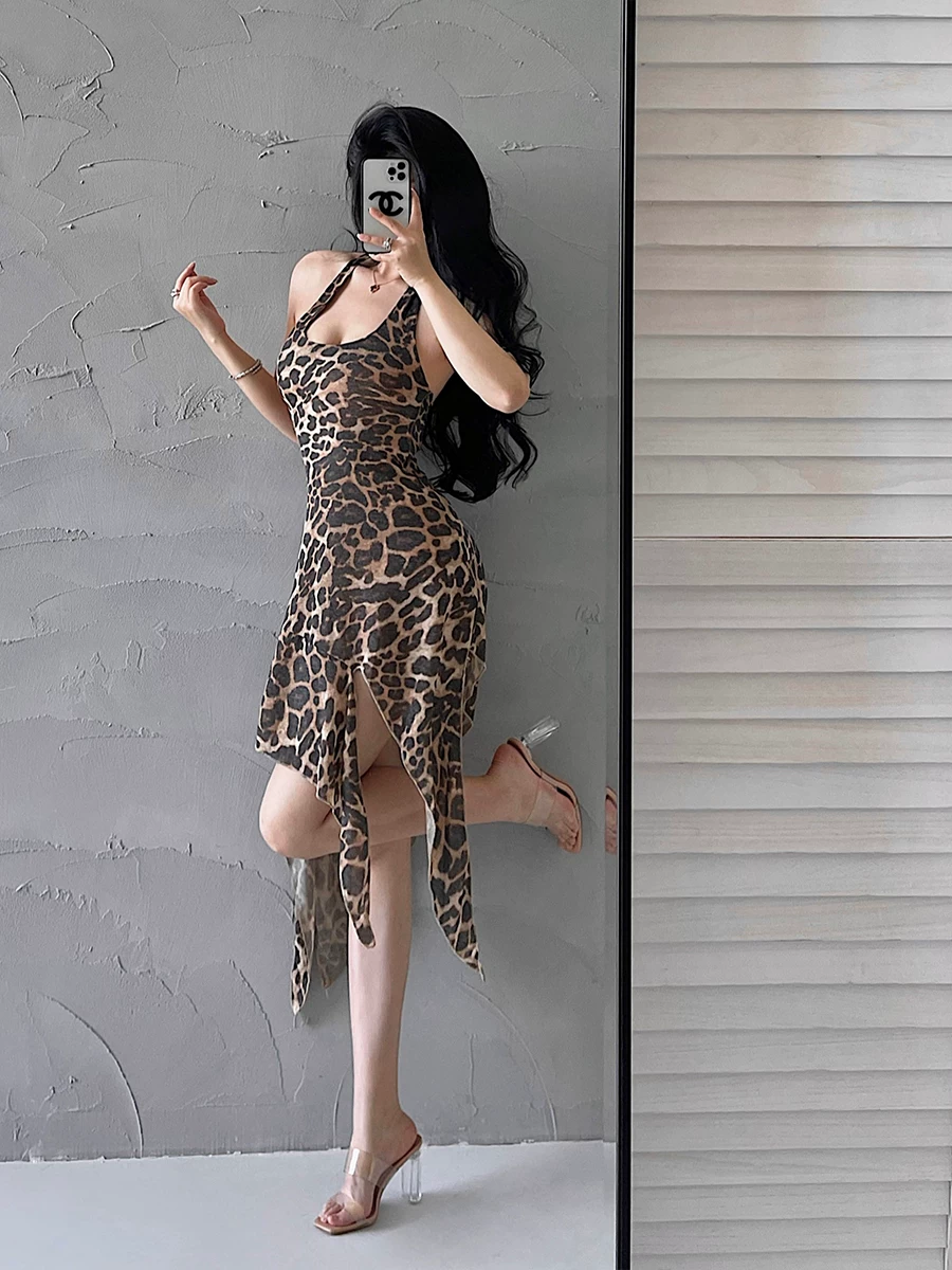 YoungGirlDay Váy ôm sát in họa tiết da báo cay kiểu Mỹ, có viền không đều, váy cổ yếm hở lưng gợi cảm.