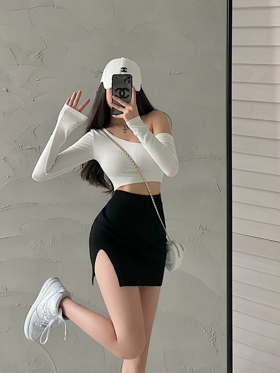 Áo crop top ngắn ôm sát một bên vai gợi cảm của YoungGirlDay, hở rốn và tay áo dài.