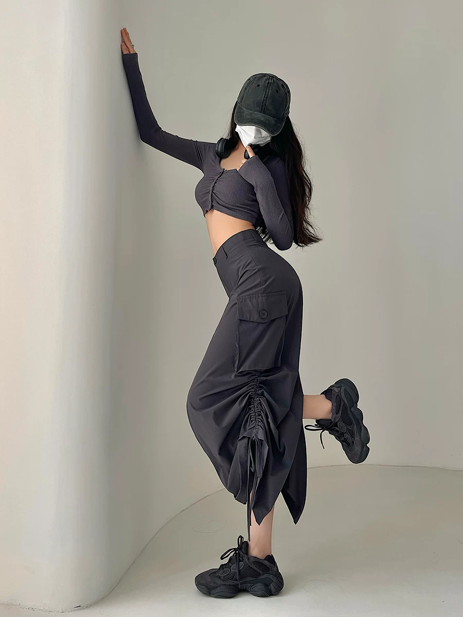 YoungGirlDay Phong cách đường phố kiểu Mỹ, dáng rộng, có dây rút, xếp ly, xẻ lưng, váy công sở dài vừa phải.
