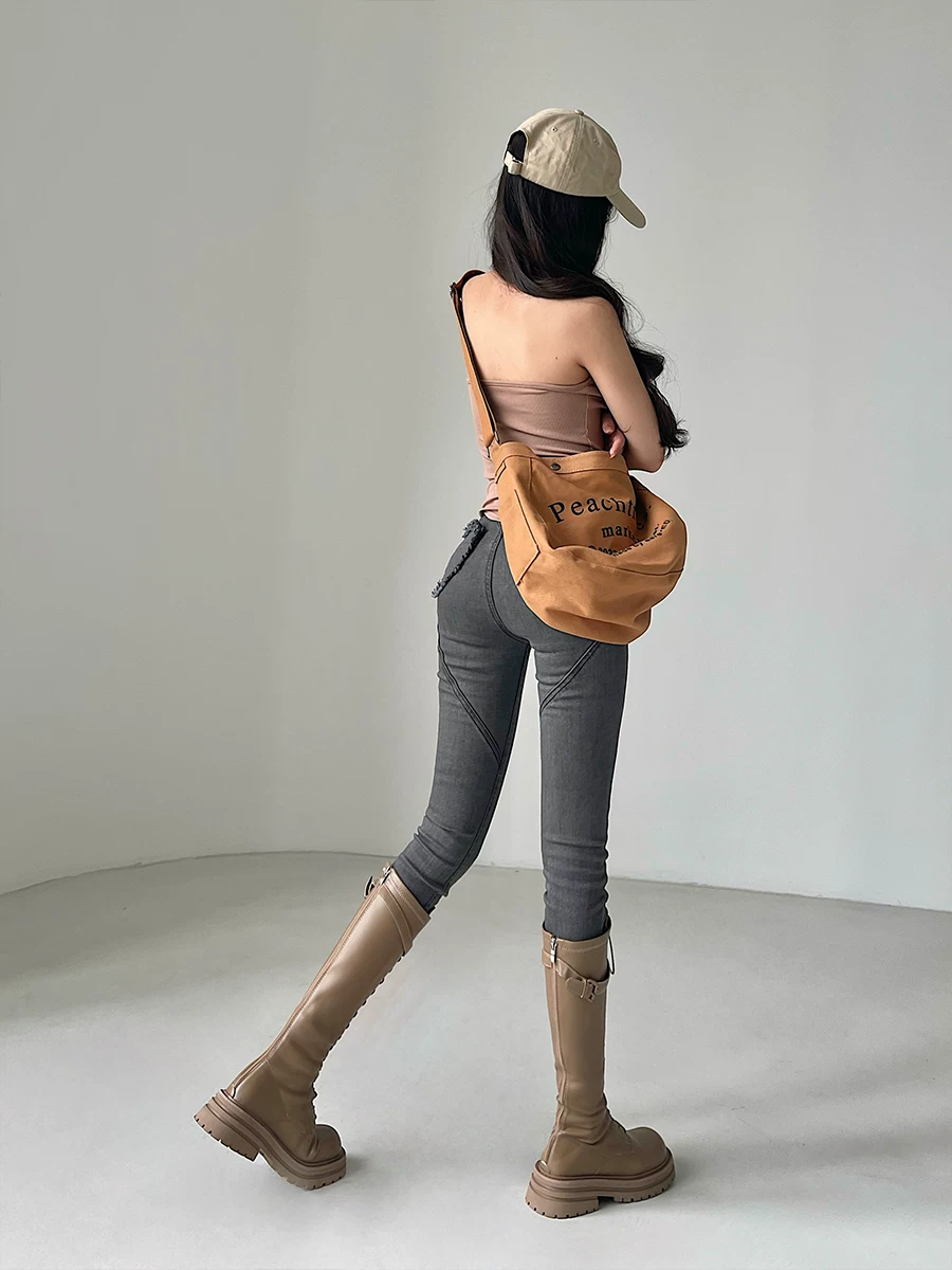 Áo hai dây ôm sát, lưng trần, kiểu dáng gợi cảm, vạt cong, cổ halter, phong cách hot girl YoungGirlDay.