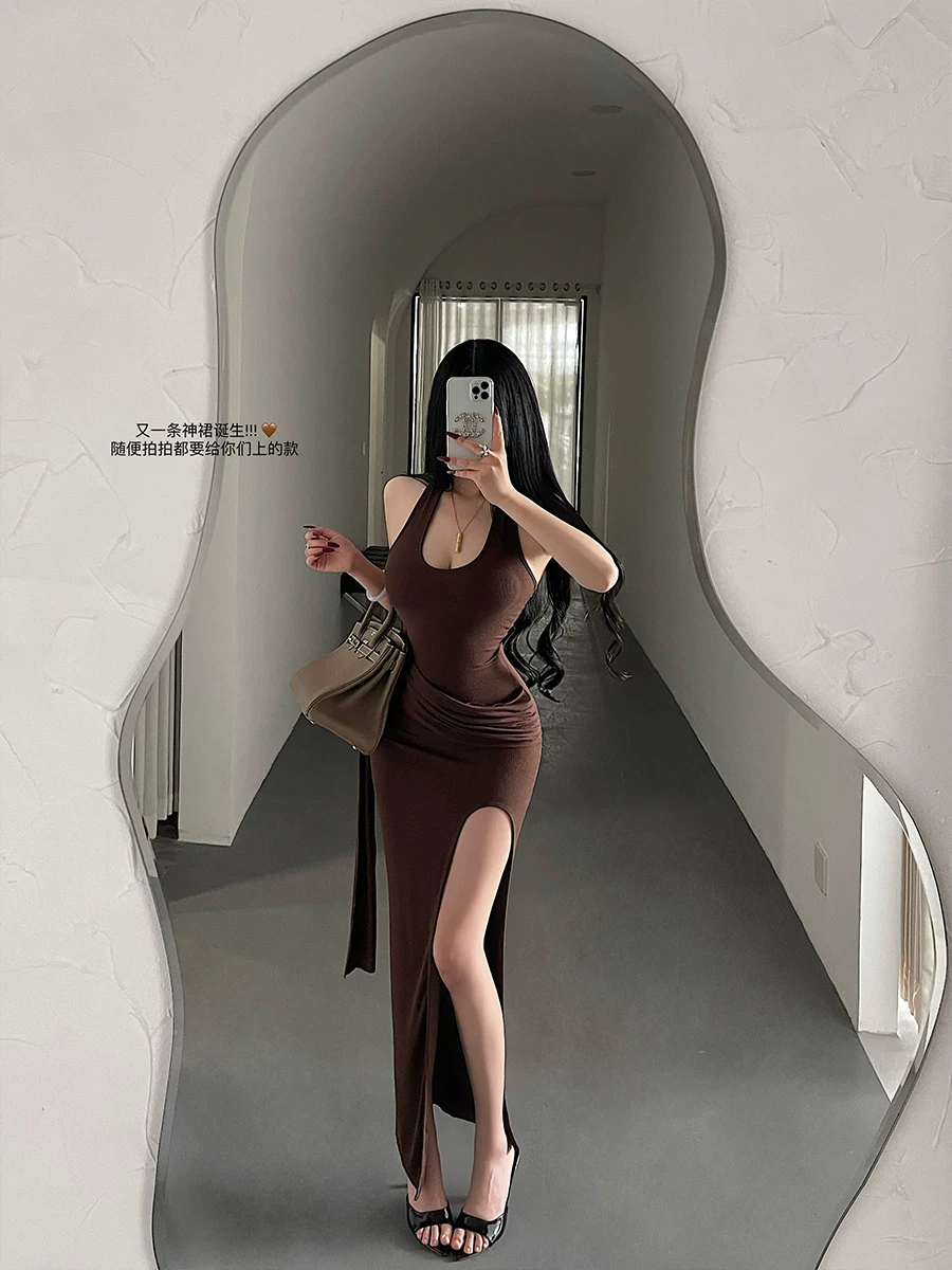 Đầm dài ôm sát gợi cảm phong cách YoungGirlDay, thiết kế dây rút, xẻ tà, cổ halter, chất liệu mềm mại.