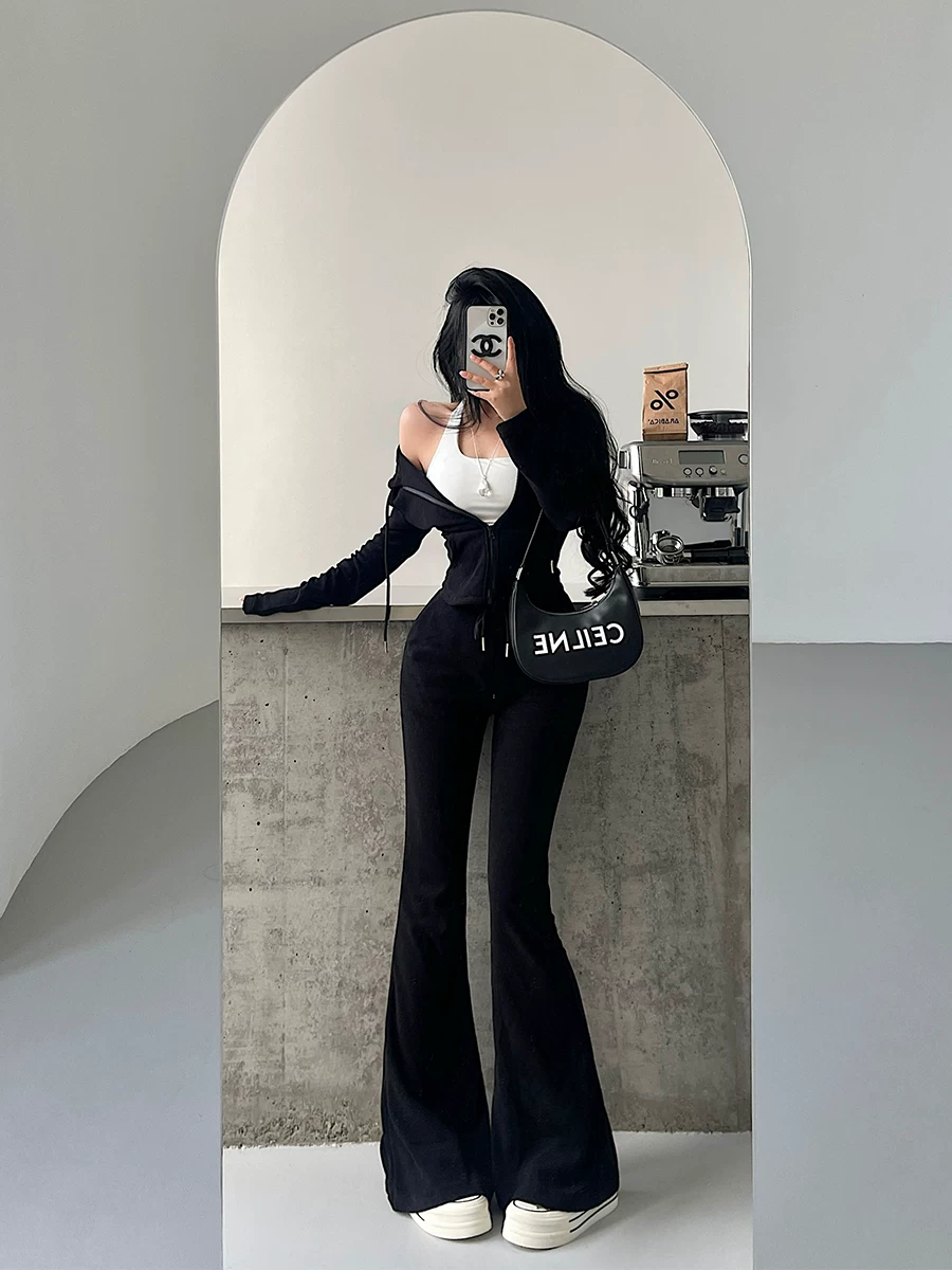 Áo khoác cardigan có mũ trùm đầu, dây buộc eo, kiểu dáng trẻ trung, quần ống loe cạp cao, quần dài chạm đất, bộ đồ thời trang.