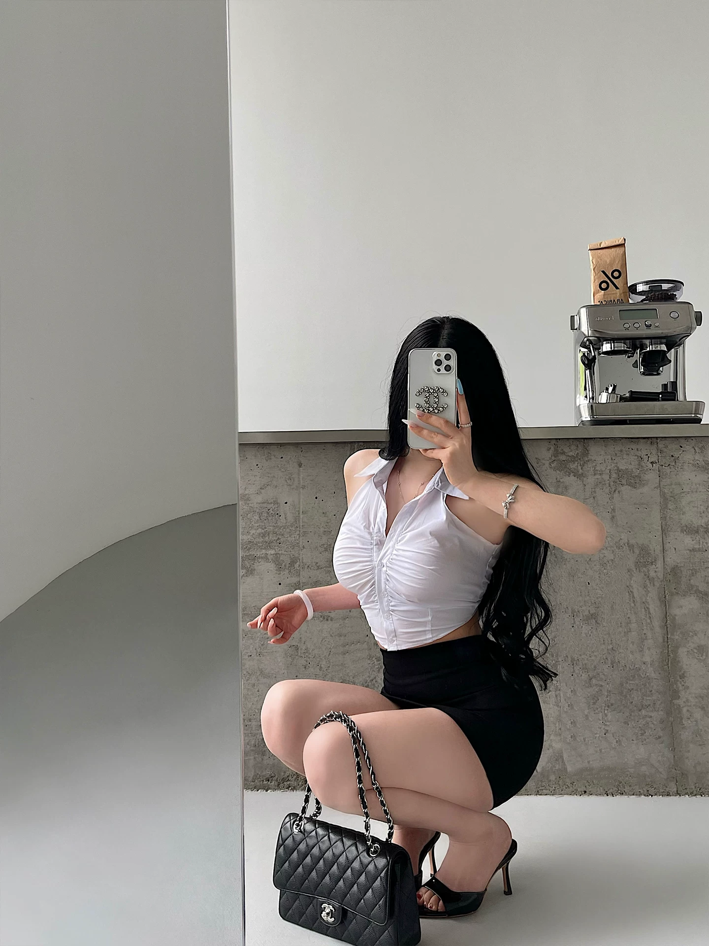 YoungGirlDay khao khát thuần khiết, áo crop top ngắn xếp ly nâng ngực gợi cảm, có cổ áo sơ mi và áo vest không tay.