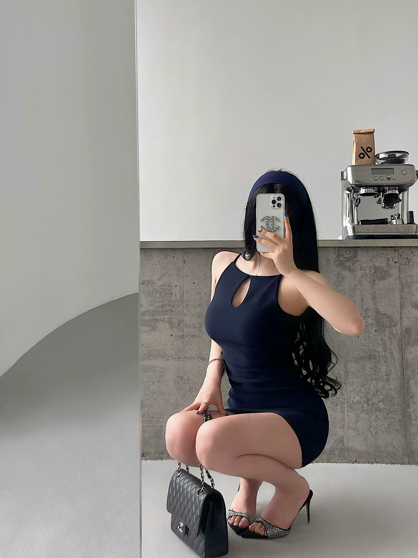 YoungGirlDay phong cách thuần khiết gợi cảm, khoét rỗng phía trước, ôm sát eo, váy ngắn có dây đeo spaghetti