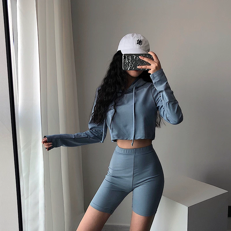 YoungGirlDay Bộ đồ thể thao ngắn bó sát có mũ trùm đầu phong cách Kardashian gợi cảm của châu Âu và Mỹ.