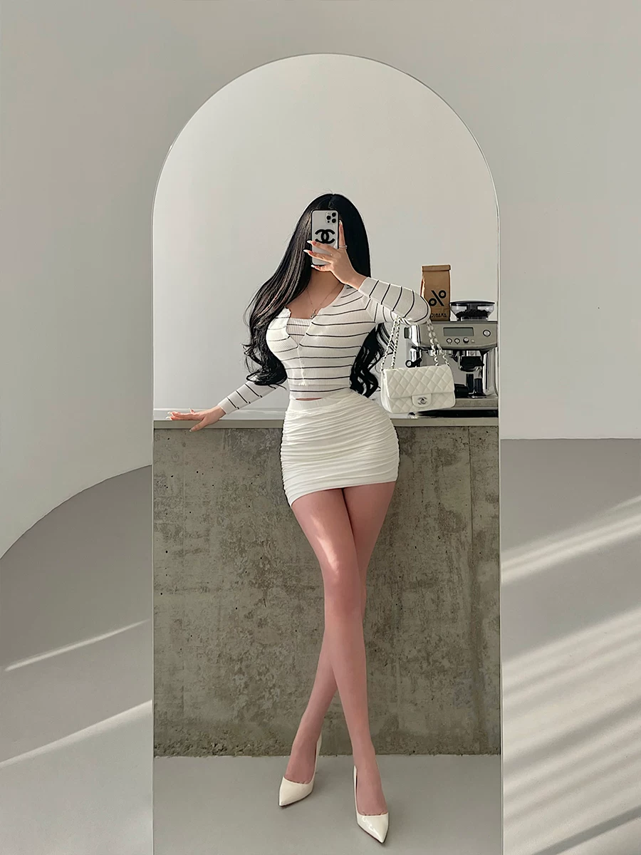 YoungGirlDay váy ngắn ôm sát eo cao gợi cảm với quần short an toàn để tránh lộ hàng, váy ngắn xếp ly ôm sát cơ thể.
