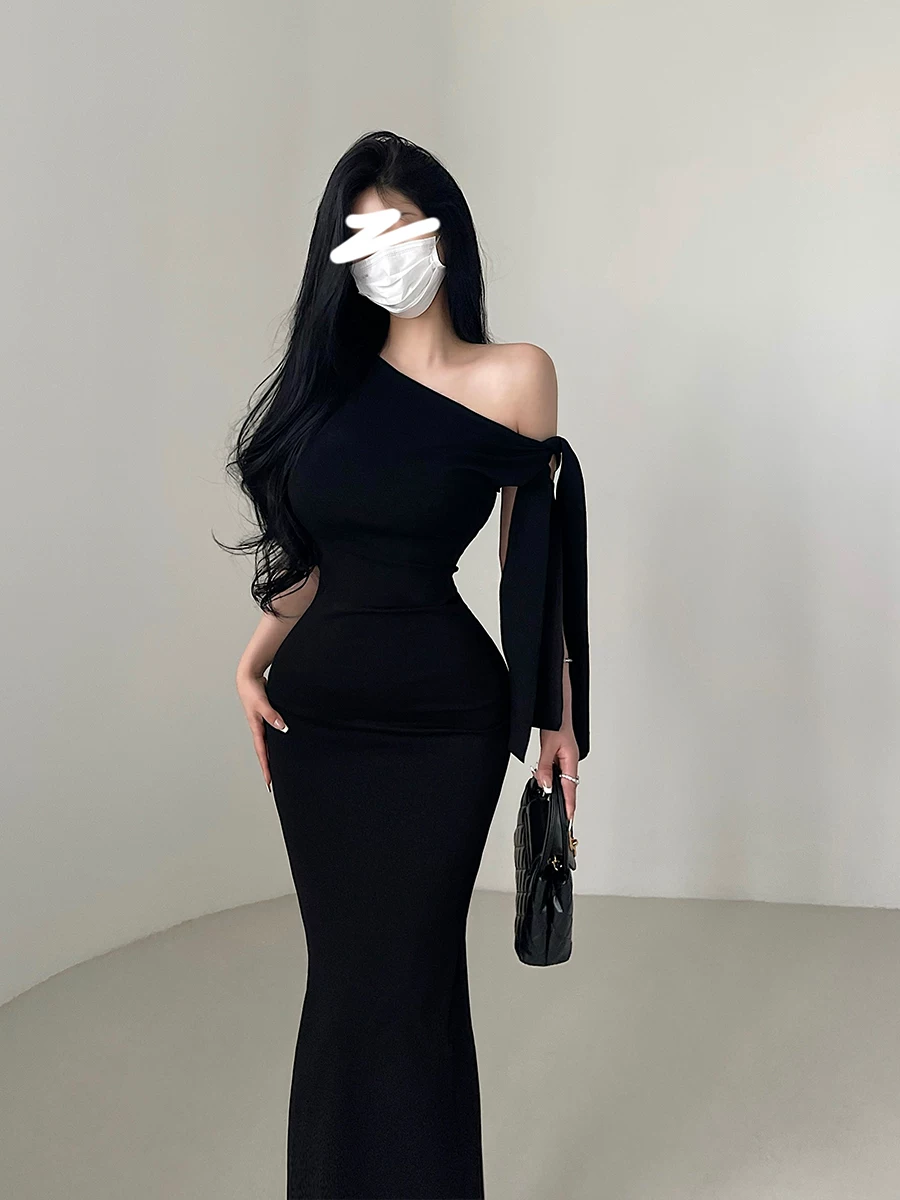 Váy lệch vai bất đối xứng cùng kiểu dáng của YoungGirlDay Kylie, có dây ruy băng, váy dài ôm sát gợi cảm.