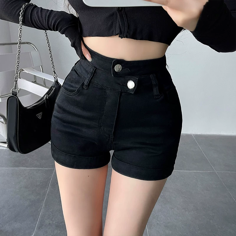 Quần short denim ôm sát, cạp cao, hai hàng khuy, chất liệu co giãn, kiểu dáng trẻ trung gợi cảm.