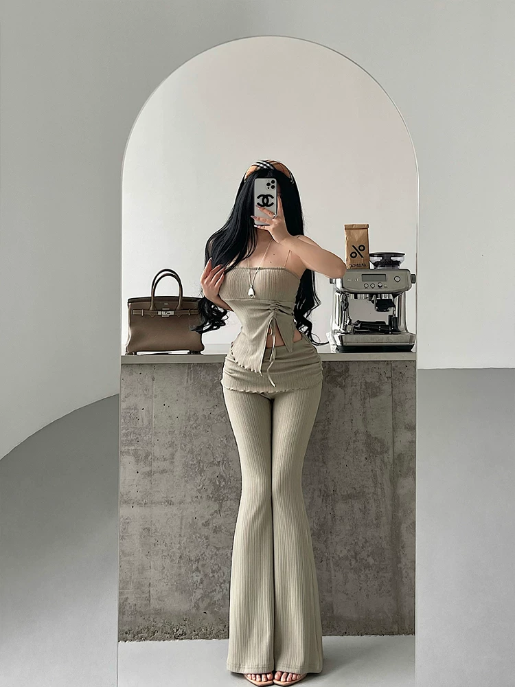 Bộ đồ gồm áo camisole xẻ tà xếp ly kiểu Pure Desire có mút ngực và quần dài xếp ly hai lớp cạp cao dáng suông.