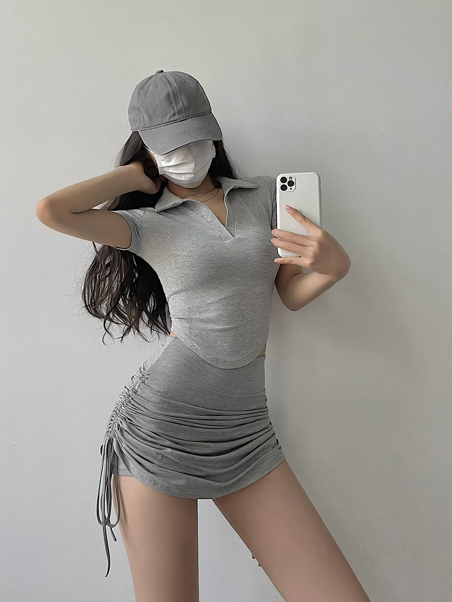 Áo crop top ngắn có cổ, ôm sát, vạt cong, lộ rốn và tay ngắn YoungGirlDay gợi cảm.