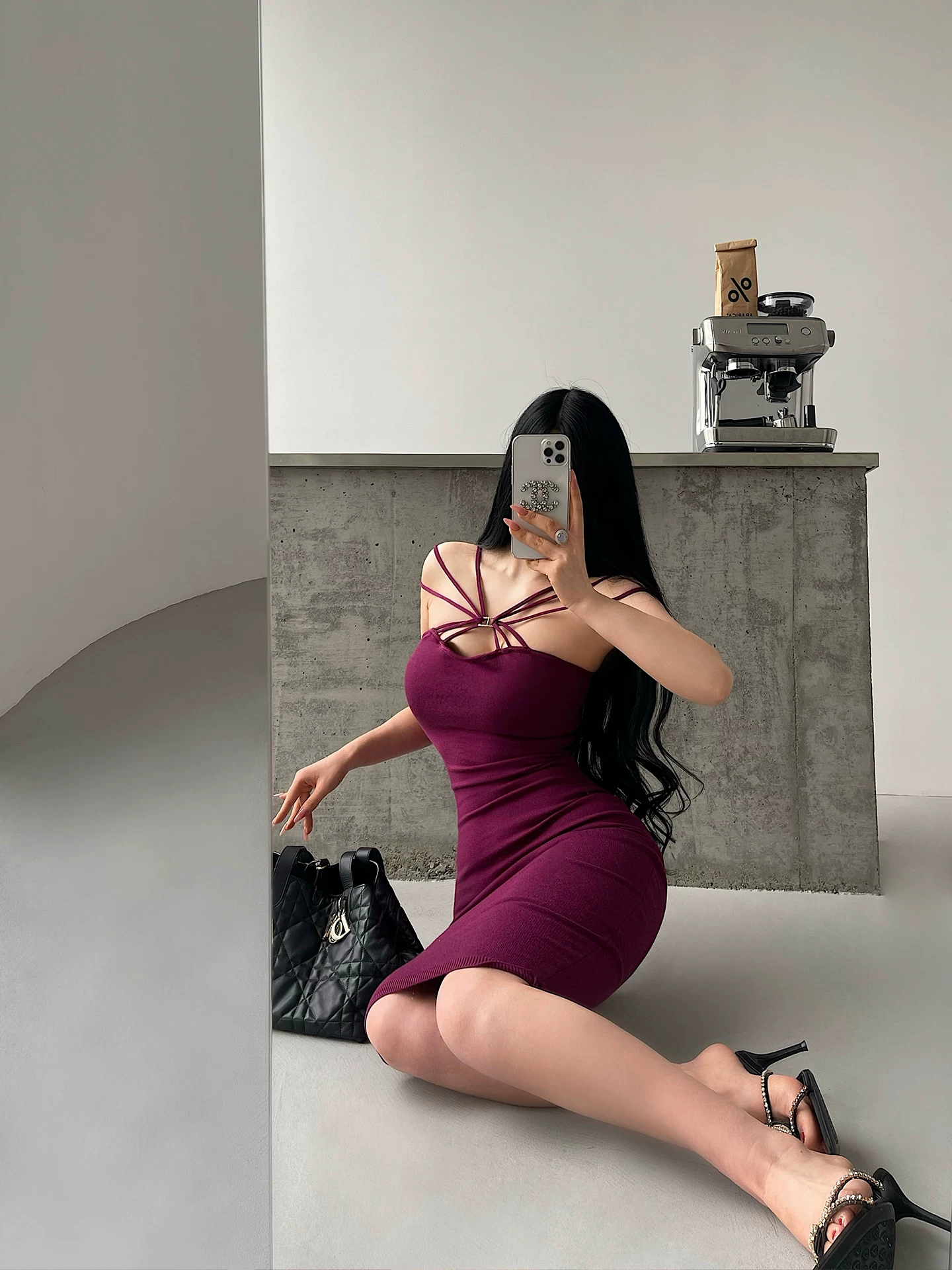 YoungGirlDay váy liền thân ôm sát, chất liệu dệt kim, thiết kế dây chéo gợi cảm, dài ngang đùi, kiểu dáng bodycon.