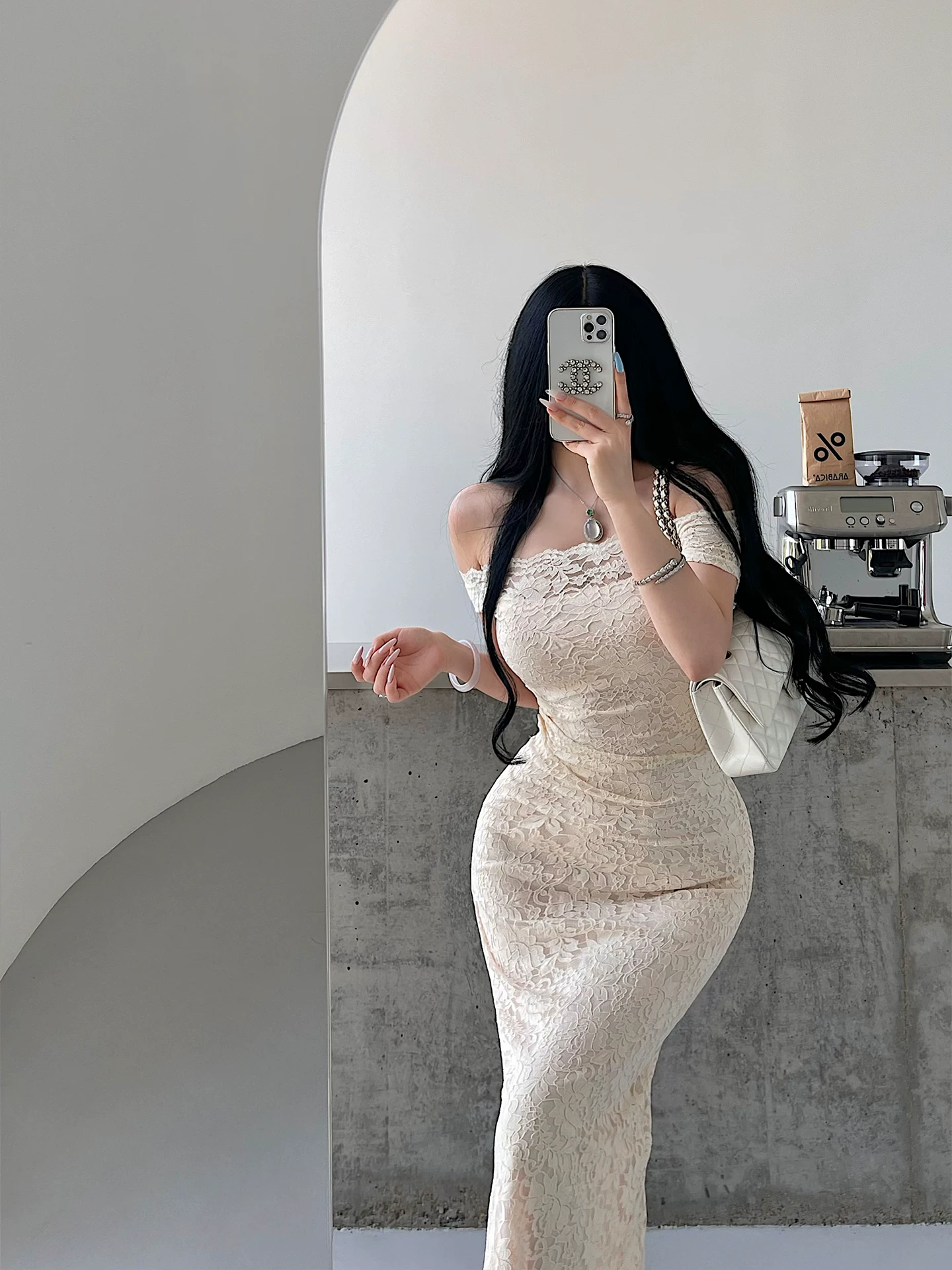 YoungGirlDay Váy ren ôm sát một vai, trong sáng và gợi cảm, có đường xẻ lưng, kiểu dáng dài vừa phải.