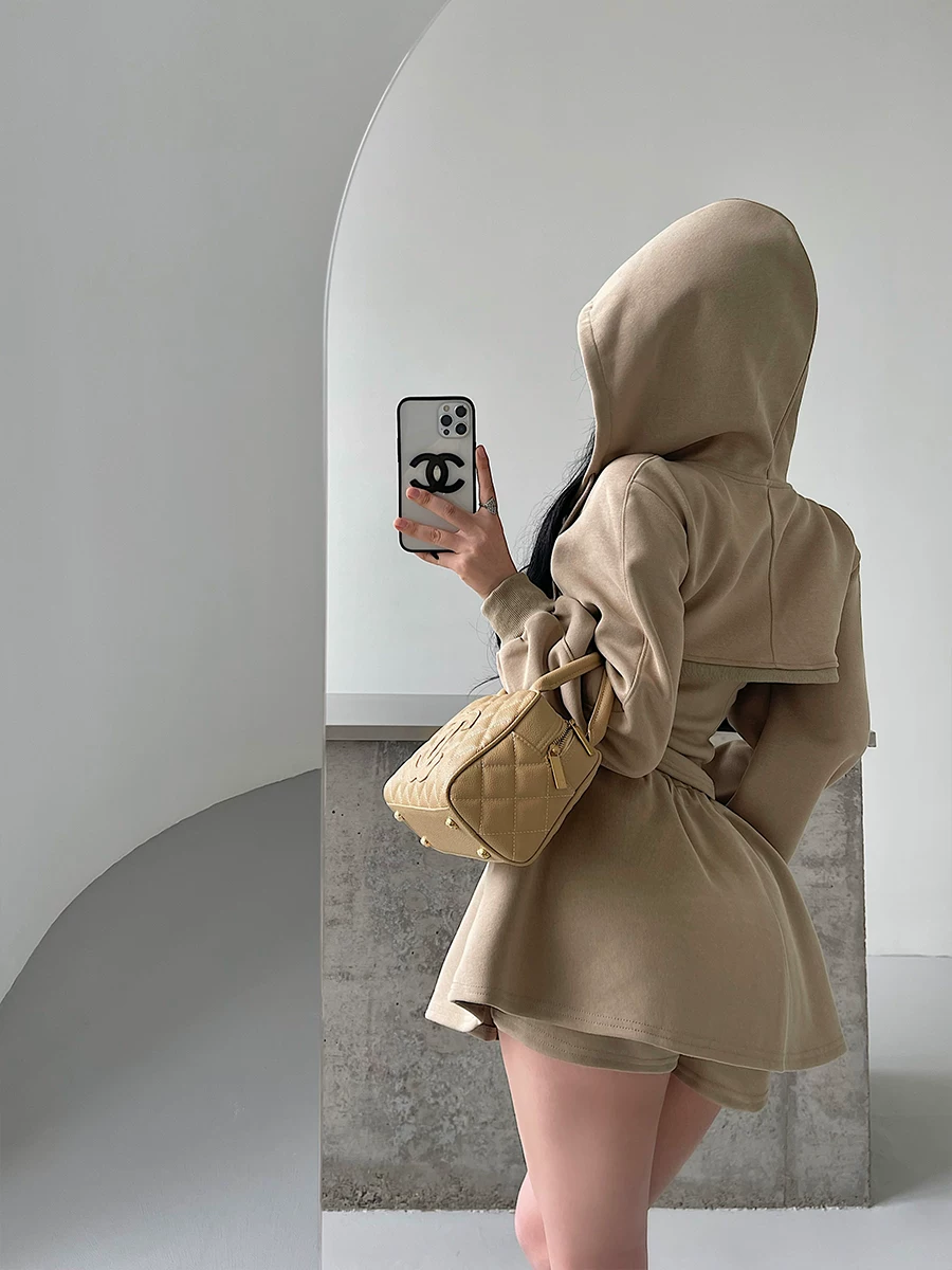 YoungGirlDay phong cách thuần khiết gợi cảm, áo khoác cardigan có mũ trùm đầu, khóa kéo, thiết kế khoét eo, chân váy ngắn chống lộ hàng, cạp cao.
