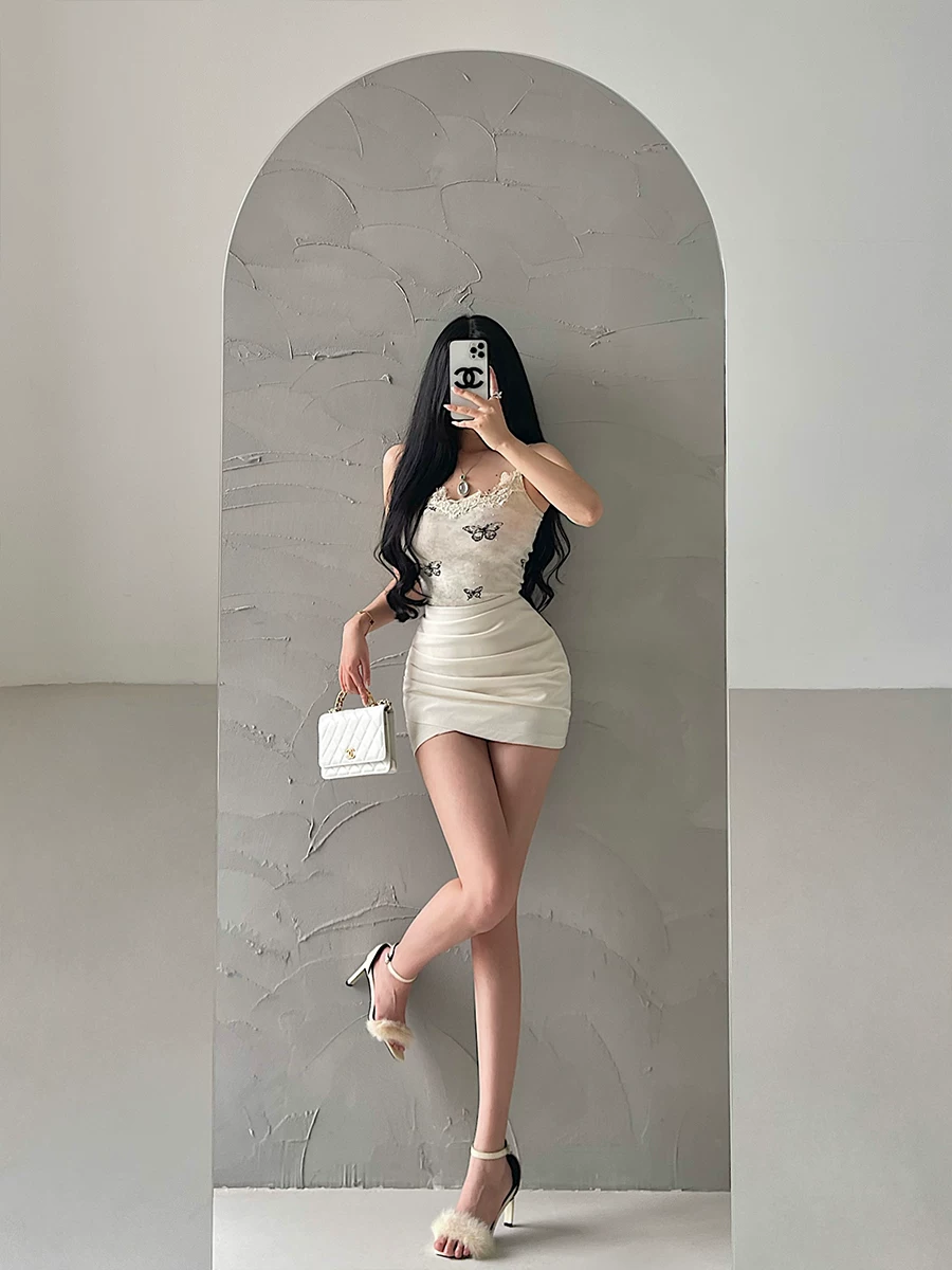 Áo crop top ngắn kiểu camisole in hình bướm, đính đá lấp lánh, viền ren, phong cách YoungGirlDay, gợi cảm, quyến rũ.