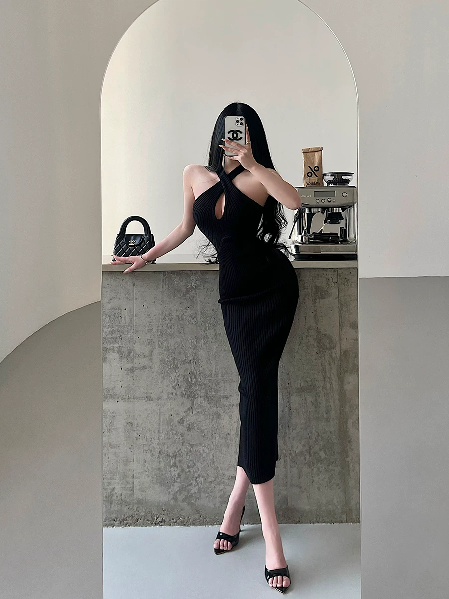 Váy liền thân ôm sát gợi cảm kiểu hot girl, cổ halter khoét lỗ, tay dài, chất liệu len, chân váy dài, phong cách YoungGirlDay pure desire.