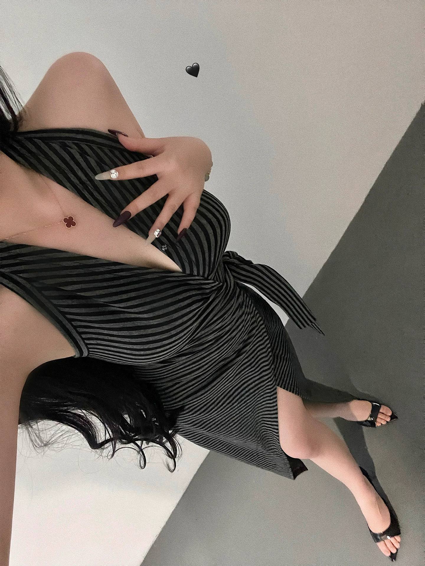 YoungGirlDay phong cách trưởng thành và quyến rũ, váy dài sọc ngang cổ, hở lưng gợi cảm, thắt eo, giúp thon gọn vóc dáng