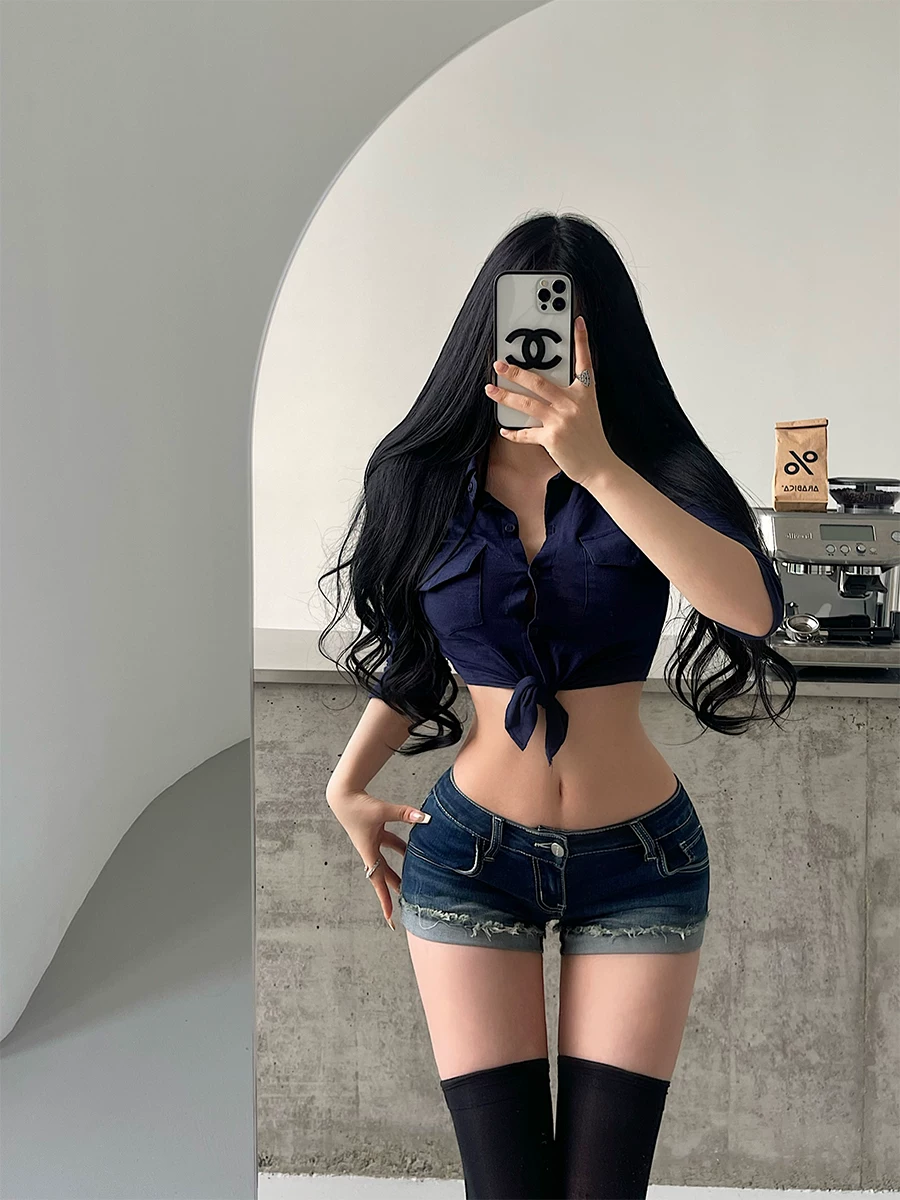 YoungGirlDay Quần short denim bó sát eo thấp gợi cảm theo phong cách truyện tranh Hàn Quốc với các đường viền sờn giúp chân trông dài hơn, quần short gợi cảm dành cho nữ.