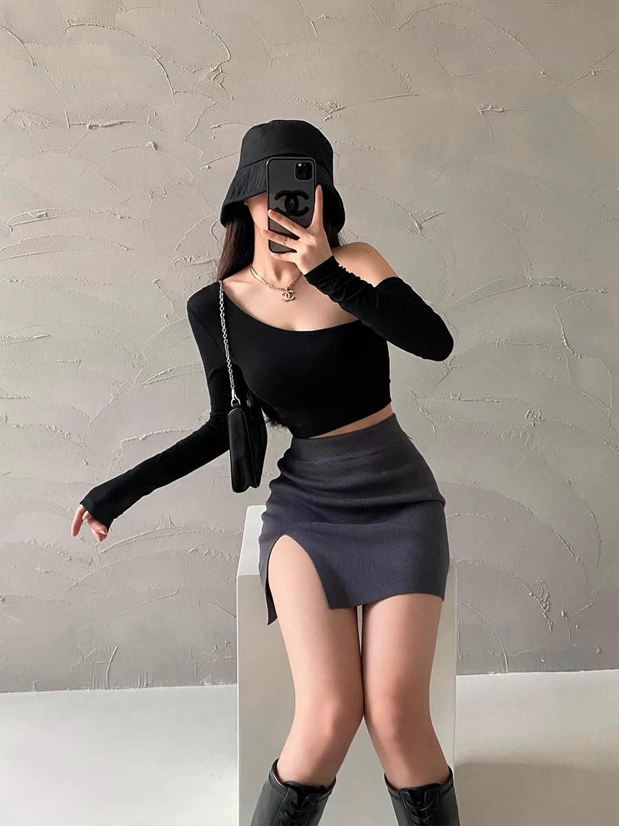 Áo crop top ngắn ôm sát một bên vai gợi cảm của YoungGirlDay, hở rốn và tay áo dài.