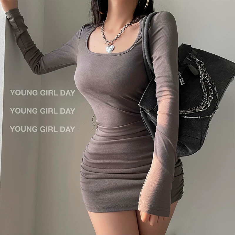 YoungGirlDay váy cổ vuông ôm sát gợi cảm, có xếp ly bên hông và tay áo dài, váy ngắn.