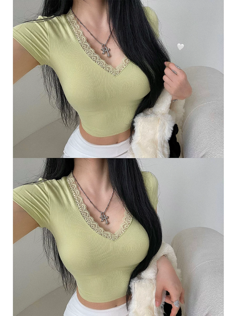 Áo thun crop top ngắn tay, cổ chữ V, viền ren, ôm sát, ngọt ngào và thanh lịch của YoungGirlDay, lộ rốn và tay áo ngắn.