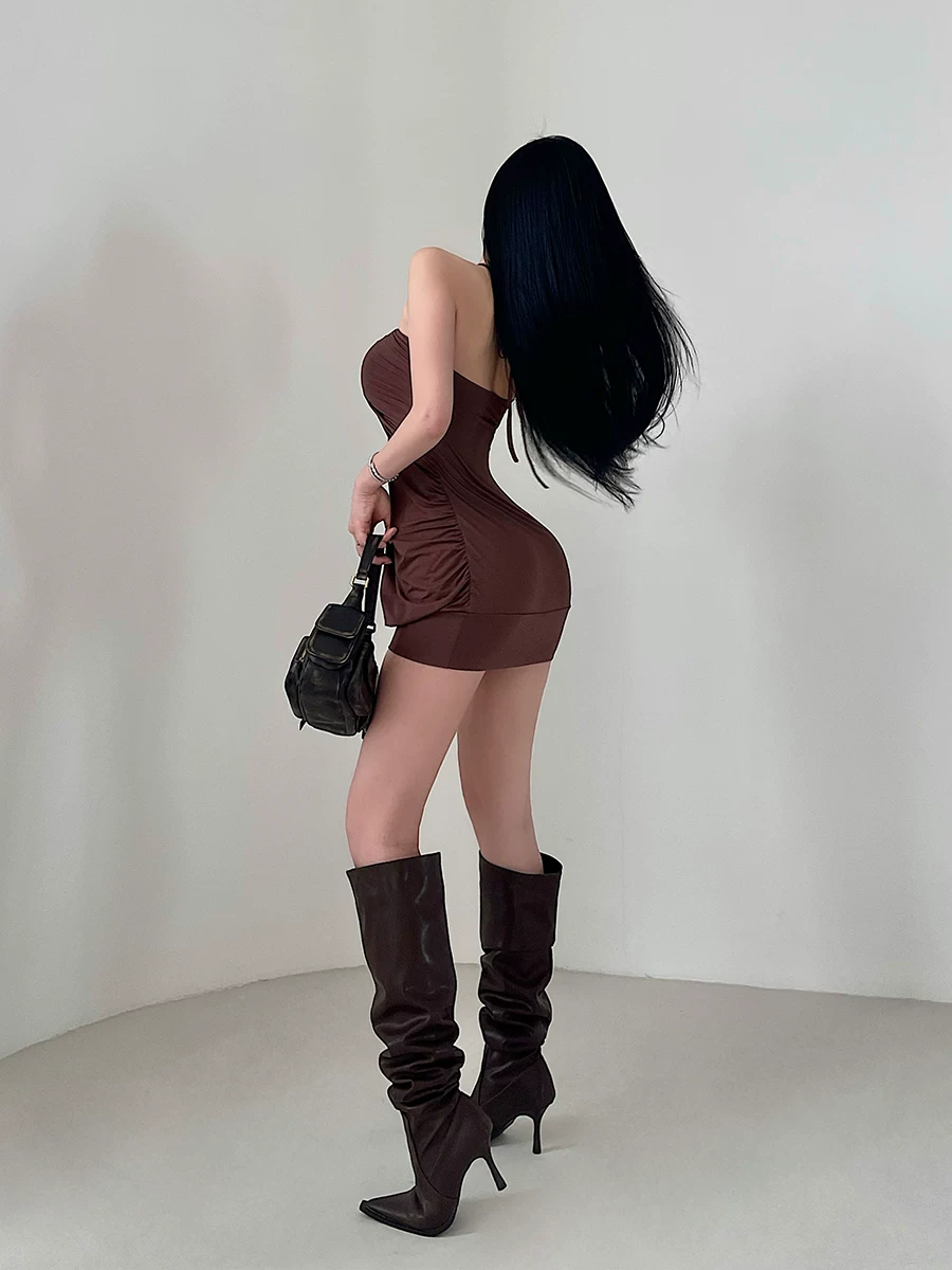 YoungGirlDay phong cách hot girl gợi cảm, áo ống gợi cảm có dây đeo, cổ yếm, váy xếp ly, váy ngắn ôm hông