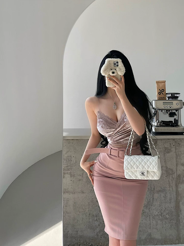 YoungGirlDay Pure Desire Cổ chữ V gợi cảm có dây đeo chéo mỏng viền ren nhung hở lưng.