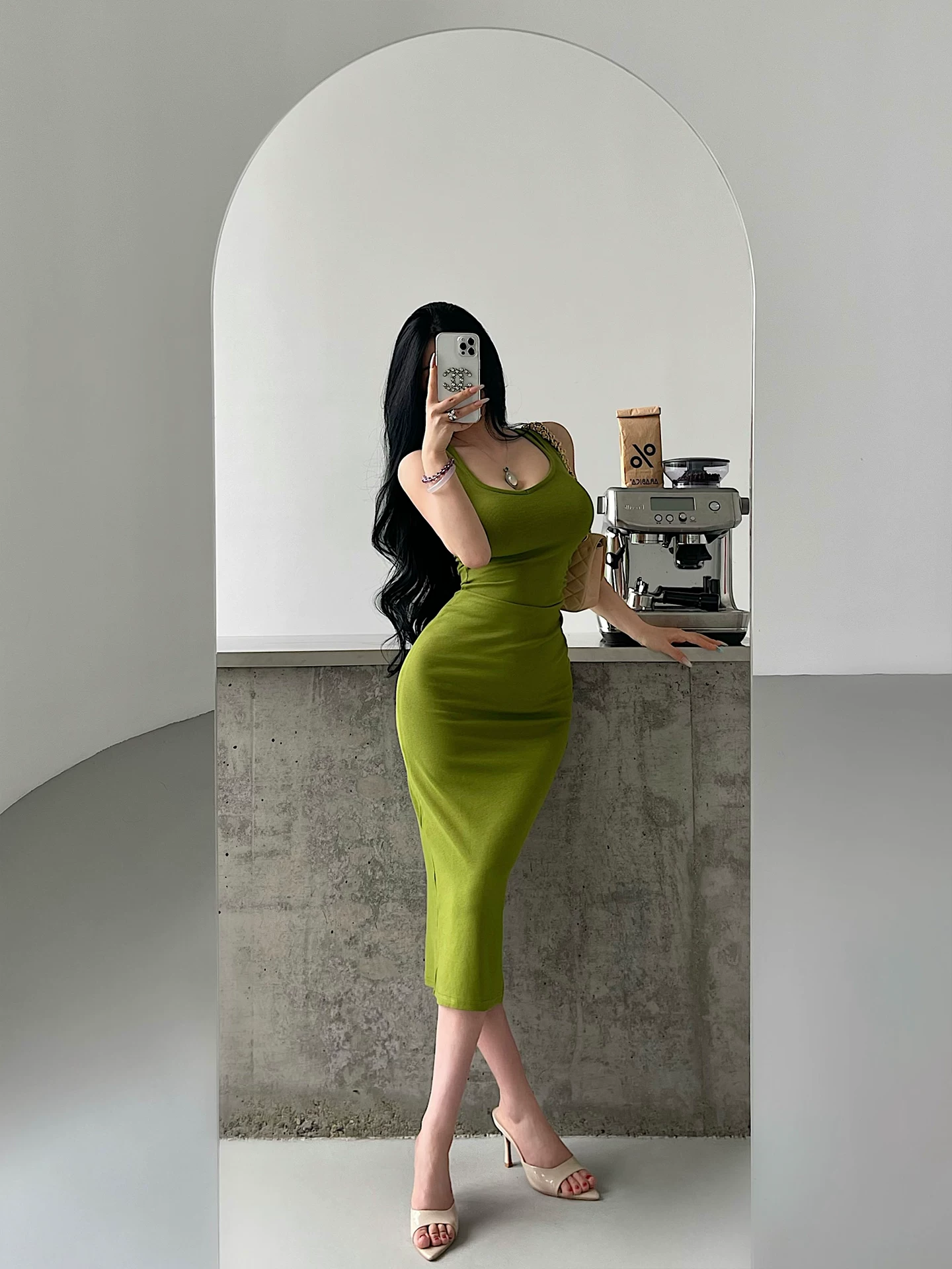 Váy liền thân ôm sát dáng dài ngang đùi, không tay, xếp ly, tôn dáng, gợi cảm, phong cách YoungGirlDay pure desire hot girl.