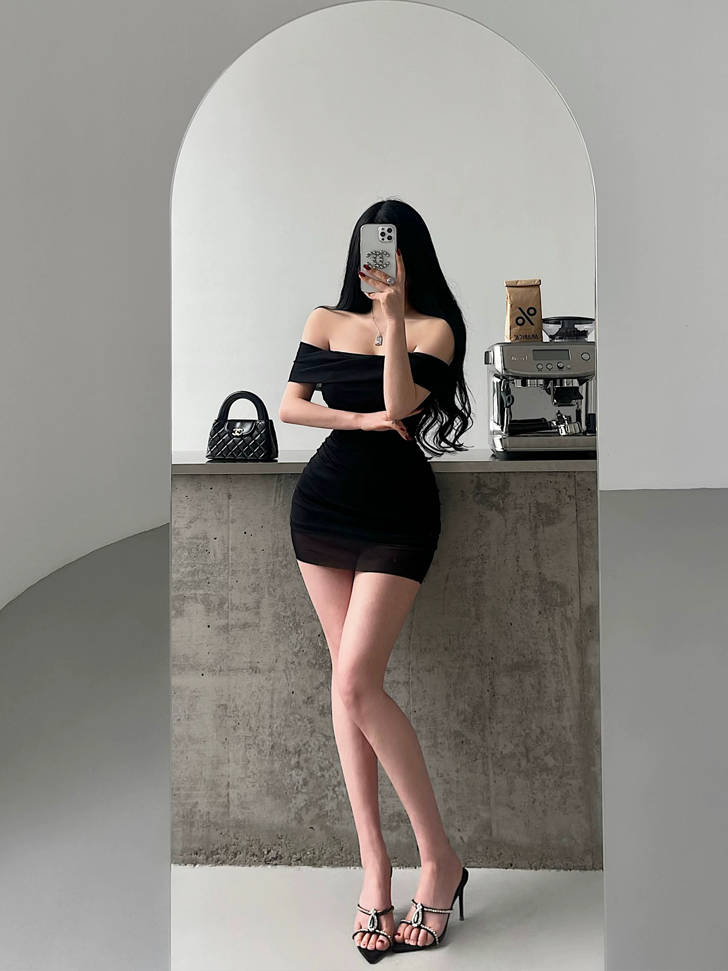 YoungGirlDay khao khát thuần khiết gợi cảm một vai ôm sát eo xếp nếp váy lưới ôm sát váy ngắn