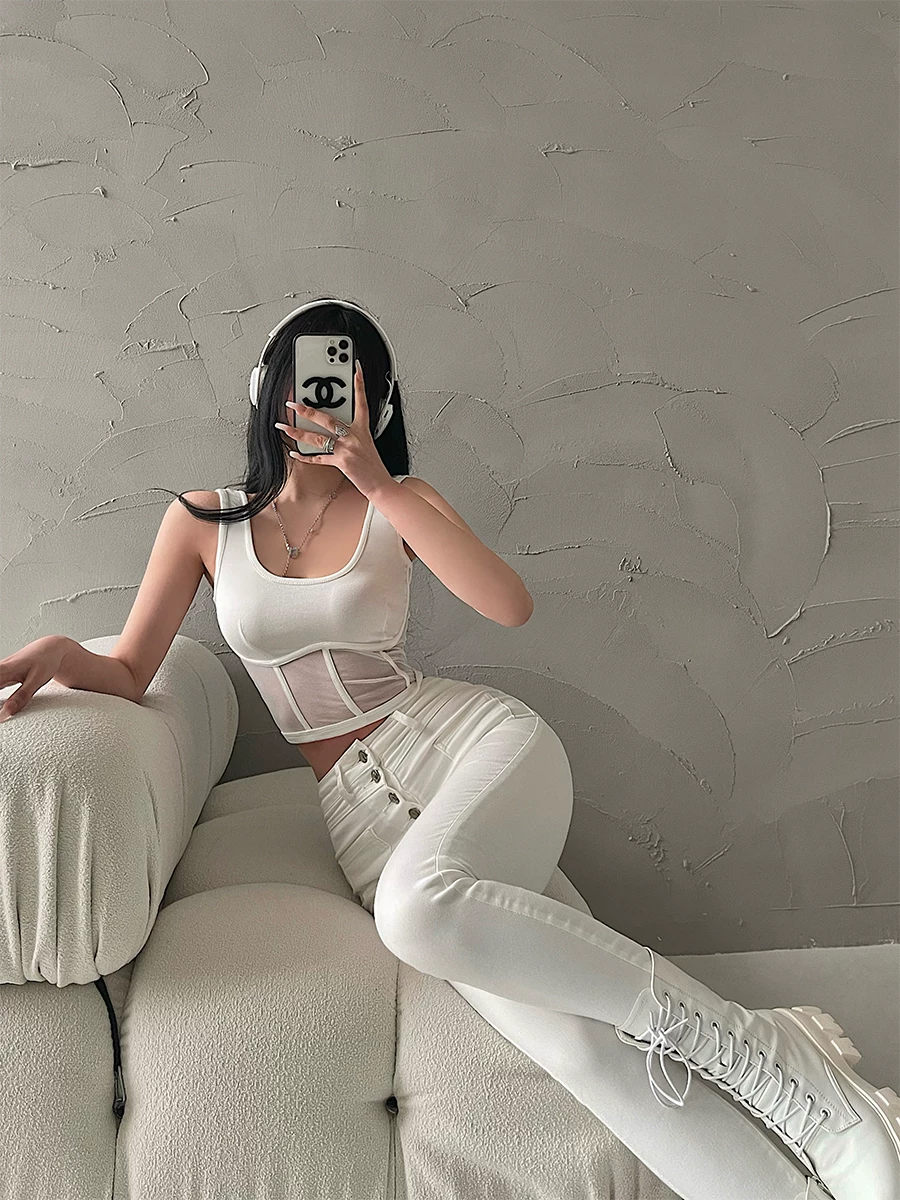 YoungGirlDay áo crop top ngắn không tay, chất liệu lưới, kiểu dáng ôm sát, phối vải chắp vá gợi cảm