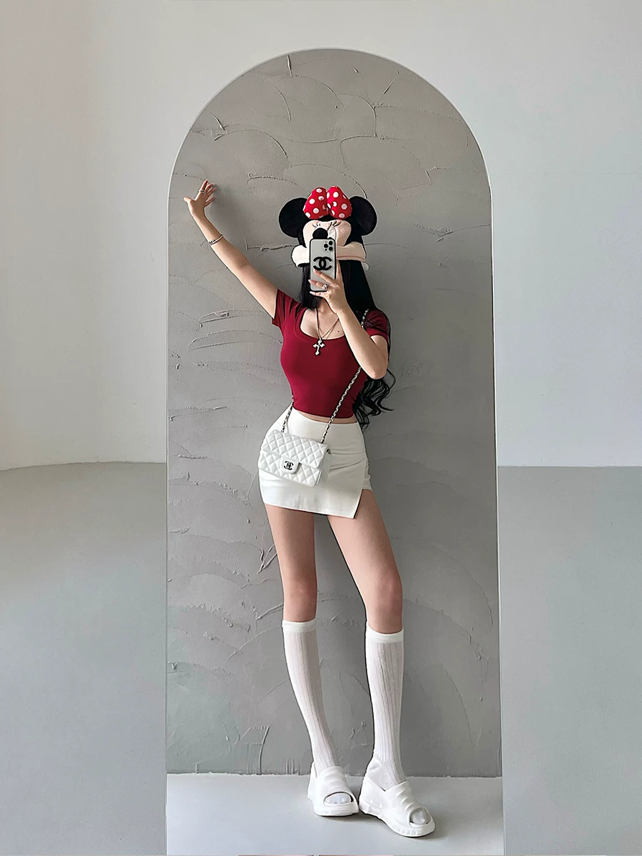YoungGirlDay phong cách hot girl gợi cảm quần short cạp cao chống lộ hàng, váy ngắn ôm sát xẻ tà bên hông.