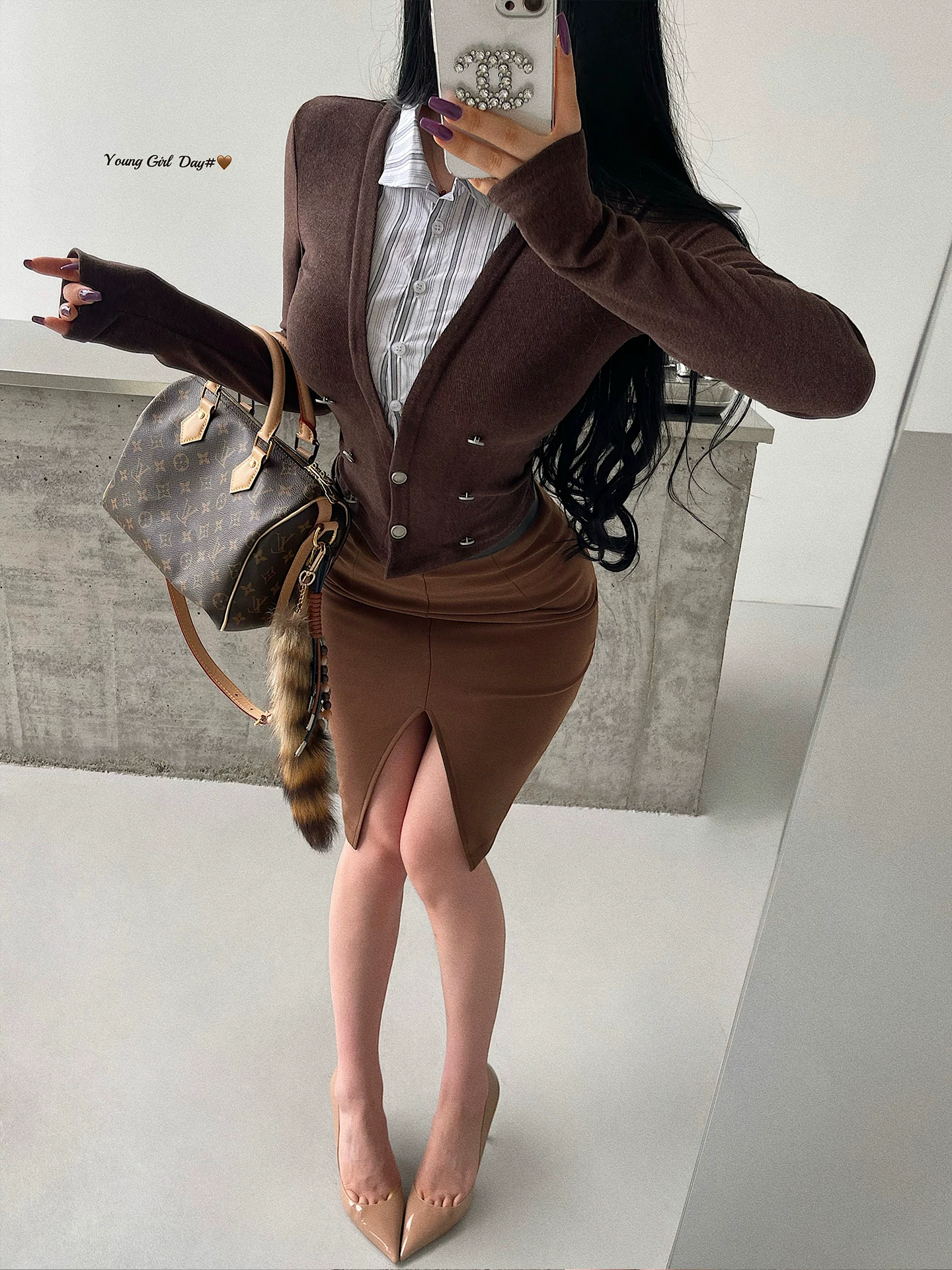 Áo sơ mi phong cách trưởng thành và thông minh của YoungGirlDay có cổ và thiết kế giả hai mảnh, áo dệt kim dài tay ôm eo, ôm sát người.