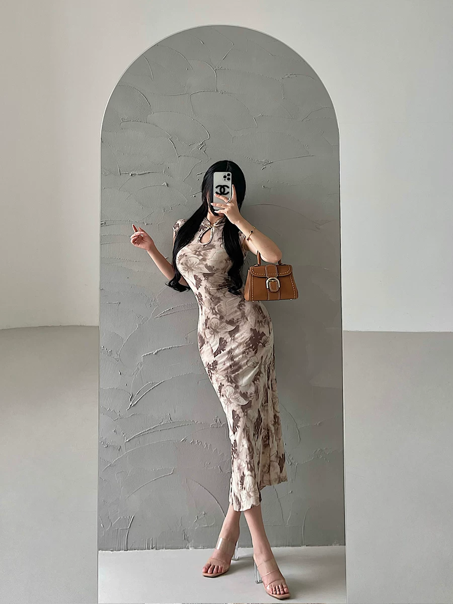 YoungGirlDay mẫu đầm dài đuôi cá kiểu sườn xám in hình bướm phong cách Trung Hoa mới, thanh lịch và sang trọng.