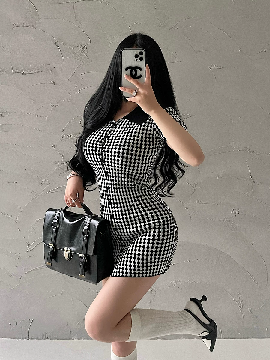 YoungGirlDay Váy ngắn tay ôm sát kiểu cổ điển Mỹ có họa tiết hình thoi, có cổ áo, tay áo ngắn, kiểu dáng ôm sát, có chân váy ôm sát.