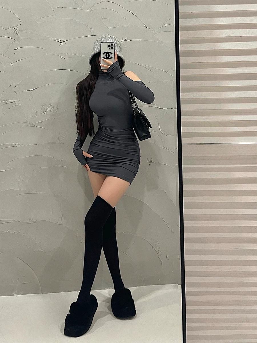 YoungGirlDay phong cách thuần khiết gợi cảm, váy ôm sát không tay cổ cao, có chi tiết xếp nếp, kèm chân váy ngắn ôm hông.