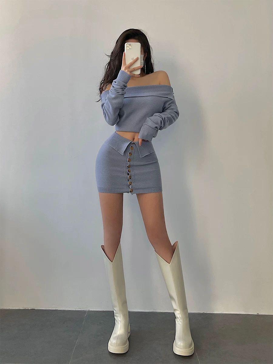 YoungGirlDay áo crop top dài tay một vai gợi cảm, váy ngắn ôm hông, bộ đồ dệt kim