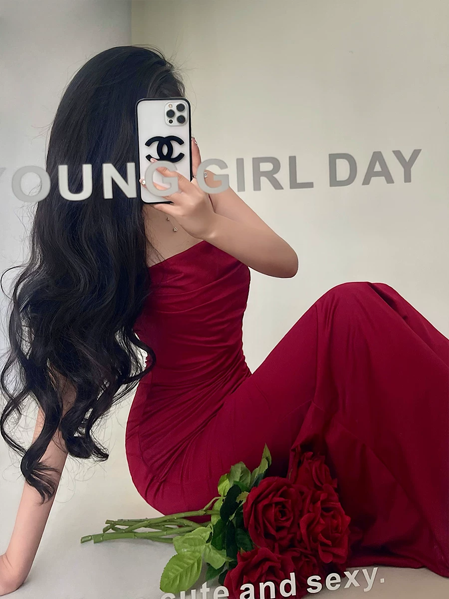 Váy liền thân ôm sát dáng đuôi cá, thiết kế xếp ly, chất liệu thon gọn, kiểu dáng gợi cảm của YoungGirlDay Kardashian.