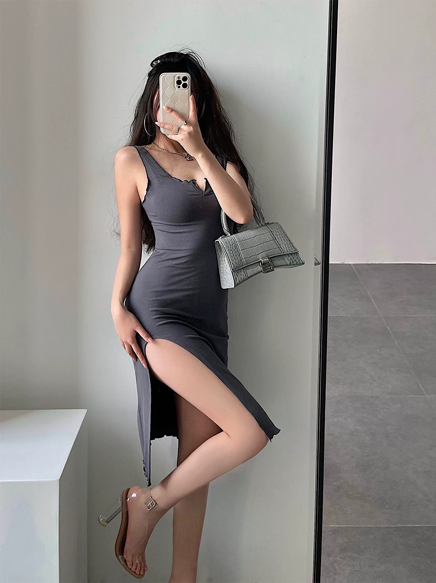 Váy liền thân ôm sát, chất liệu co giãn, tôn dáng, gợi cảm, xẻ cao, phong cách YoungGirlDay, dành cho những cô gái đầy khao khát.