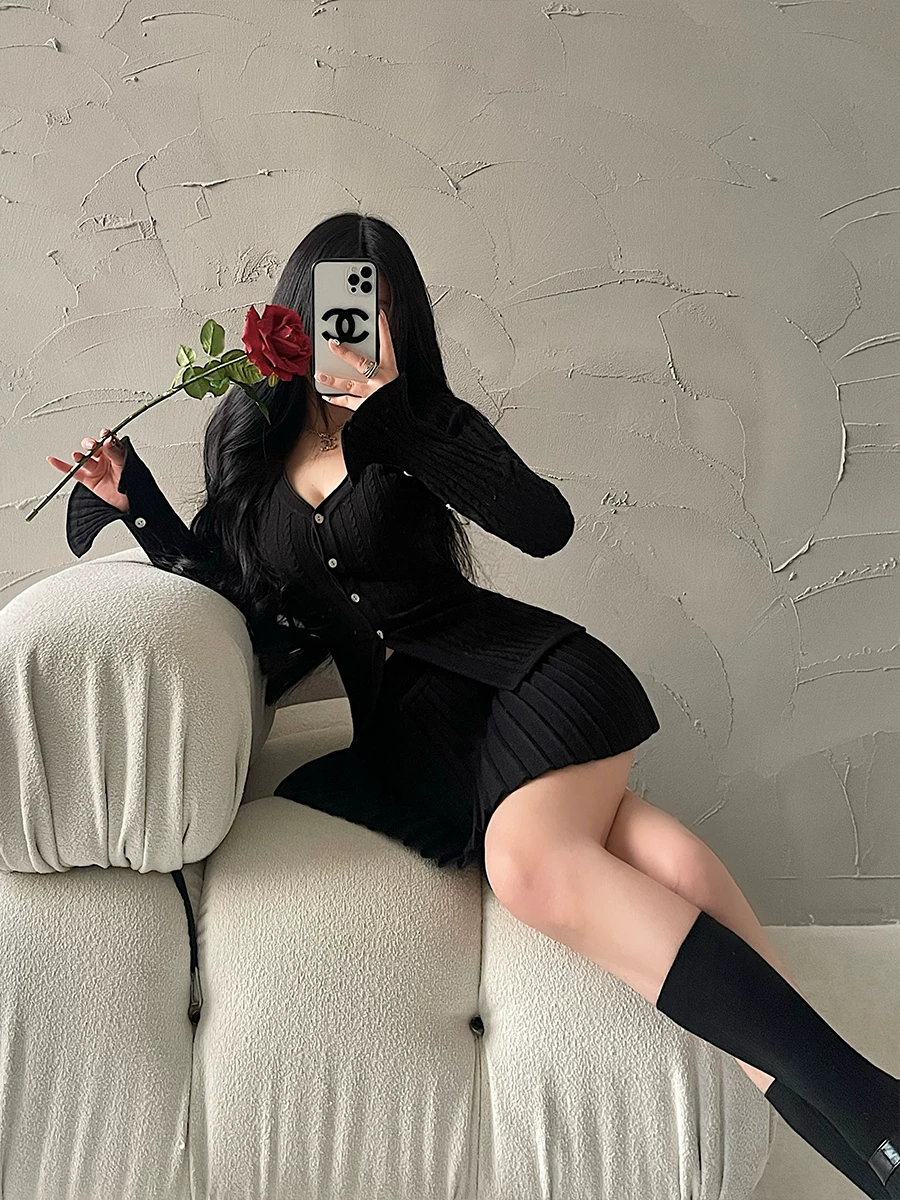 YoungGirlDay thuần khiết gợi cảm, áo cardigan tay loe, cài khuy đơn, chân váy ngắn xếp ly cao eo, bộ đồ dệt kim