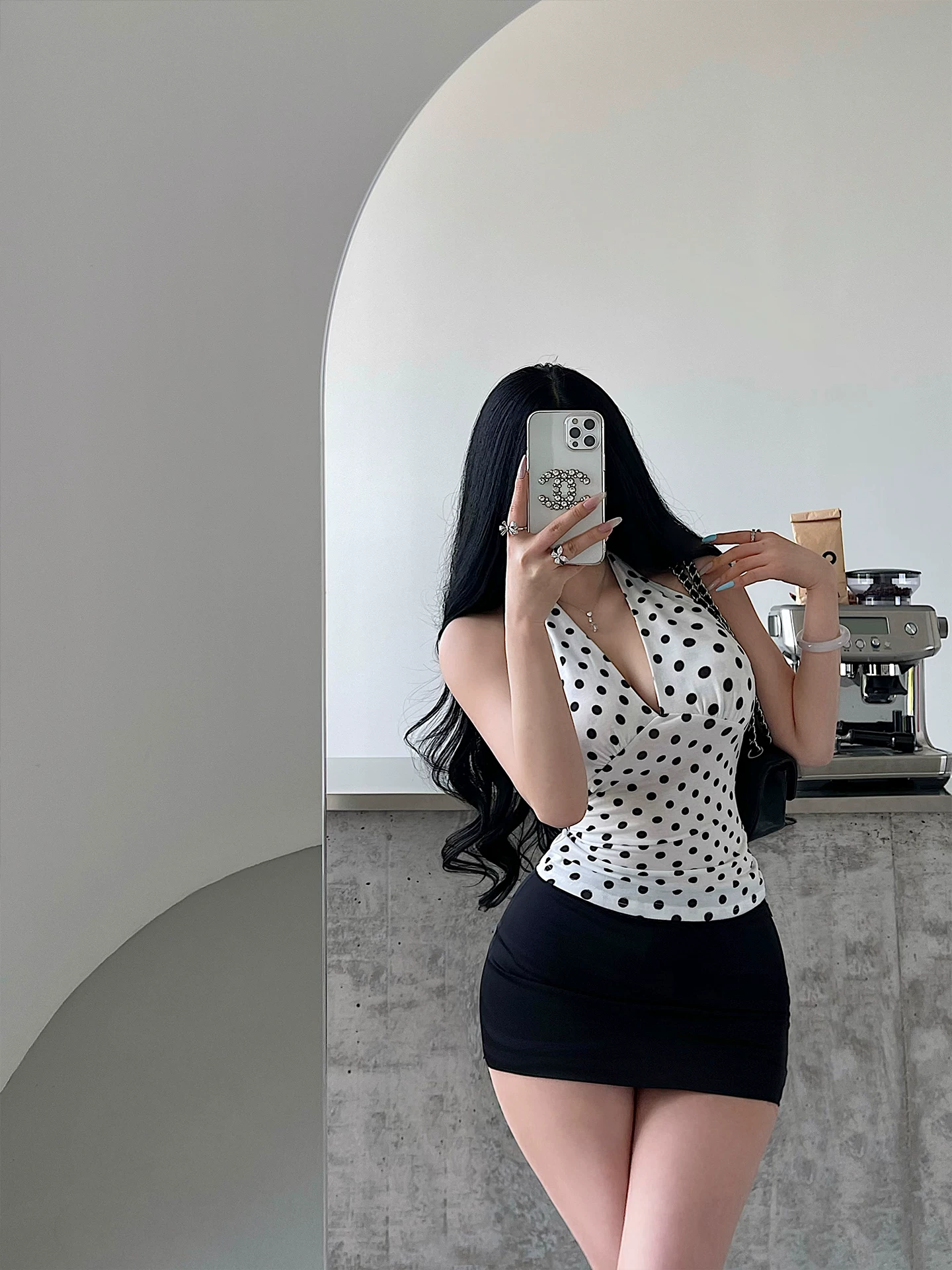 YoungGirlDay Pure Desire Áo cổ chữ V hở lưng gợi cảm Slim Fit thắt eo chấm bi có dây buộc cổ áo.