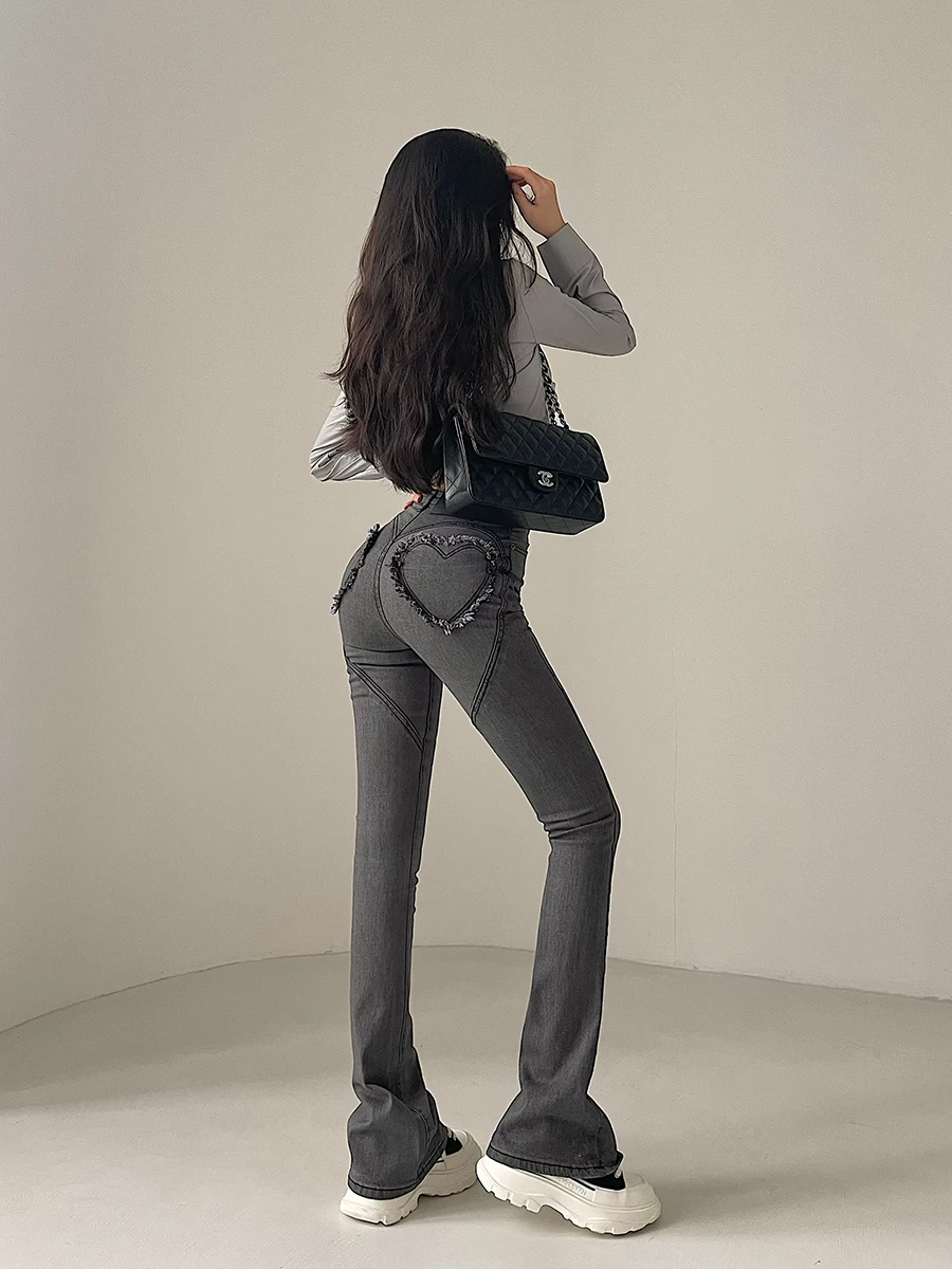 Quần jeans ống loe ôm sát, nâng mông, cạp cao, kiểu dáng gợi cảm phong cách Âu Mỹ dành cho nữ.