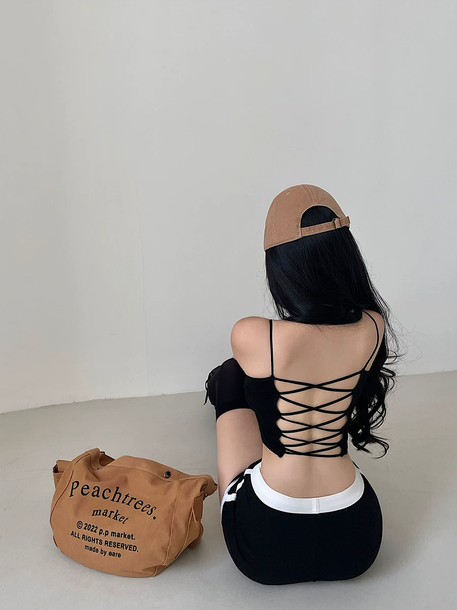 Bộ đồ nữ thời trang YoungGirlDay gồm áo hai dây phối màu sành điệu có mút ngực tích hợp, lưng đẹp, quần short cạp cao.