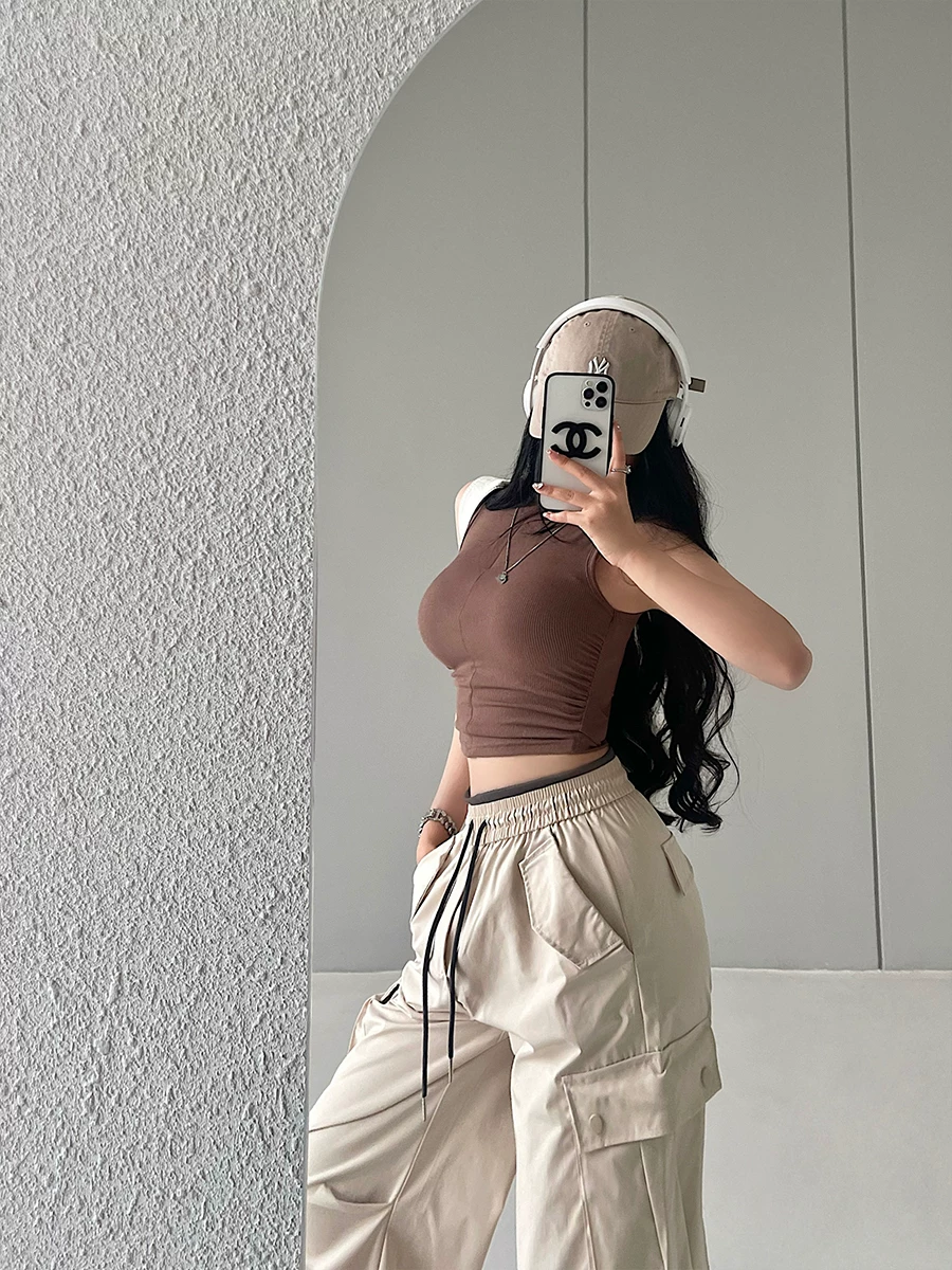 Áo crop top ngắn tay sát nách, kiểu dáng ôm sát, có dây kéo, cổ trụ, eo xếp ly, phong cách hot girl gợi cảm YoungGirlDay.